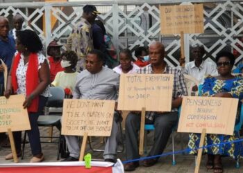 Pensioner Bondholders picket at Finance Ministry to demand payment of matured coupons