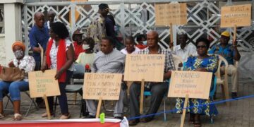 Pensioner Bondholders picket at Finance Ministry to demand payment of matured coupons
