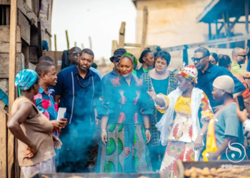 Clean Cooking advocate, Samira Bawumia assesses prevalent cooking methods in Jamestown.
