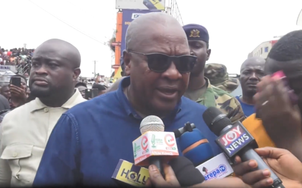 Mahama visits Kumasi’s central business district after devastating fire