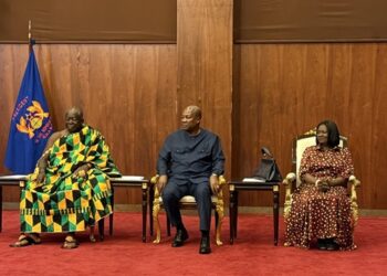 Otumfuo pays courtesy call on President Mahama