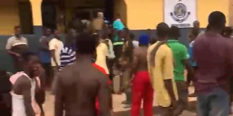 Assin Awisam: Residents Arrest ‘National Security Operatives’ Over Alleged Gold, Phone Theft; Hand Them Over to Police for Investigation