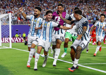 Argentina Beat Ten-Man Switzerland to Set Up England Semi-final Clash