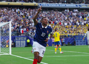 France Cruise Past Sweden to Reach Round of 16 as Mbappé Draws Level with Messi on Six World Cup Goals