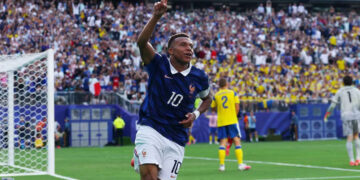 France Cruise Past Sweden to Reach Round of 16 as Mbappé Draws Level with Messi on Six World Cup Goals