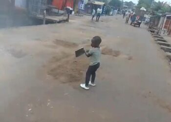 Two-Year-Old Boy Captured Helping Fill Potholes With Sand in Accra
