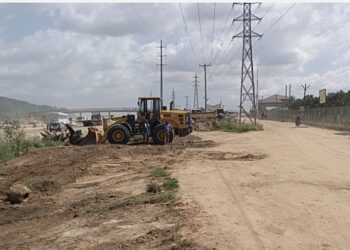 Encroachment Along Pokuase–Nsawam Highway Raises Road Safety Concerns at Dobro